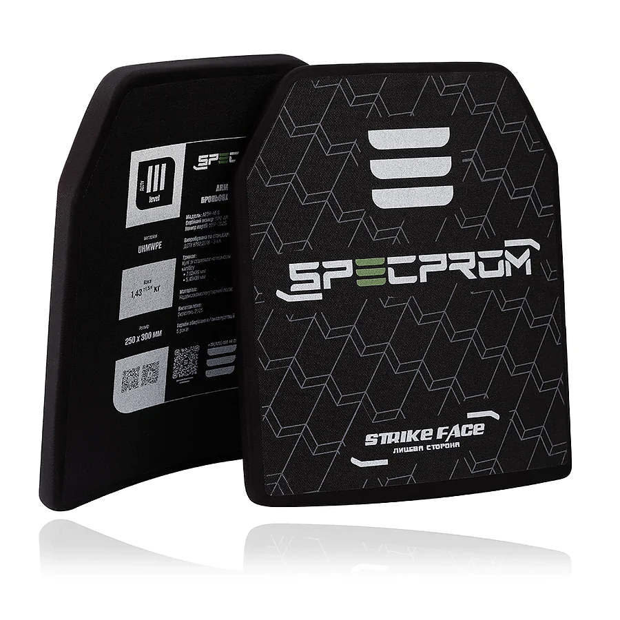 Поліетиленова бронеплита SPECPROM 3-го класу. Вага 1,4 кг. Розмір 25 на 30 см. Чорна.